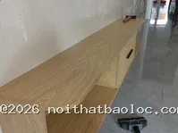 Vách ngăn lam sóng gỗ kết hợp kệ treo phòng khách - Ảnh 3