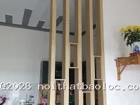 Vách ngăn lam sóng gỗ kết hợp kệ treo phòng khách
