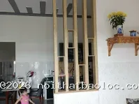 Vách ngăn lam sóng gỗ kết hợp kệ treo phòng khách - Ảnh 7