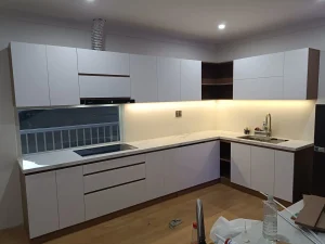 Tủ bếp gỗ cánh Acrylic trắng sáng bóng đẹp