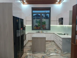 Tủ bếp gỗ đẹp, có bàn đảo mặt bàn đá