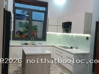 Tủ bếp gỗ đẹp, có bàn đảo mặt bàn đá - Ảnh 2
