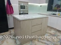 Tủ bếp gỗ đẹp, có bàn đảo mặt bàn đá - Ảnh 3