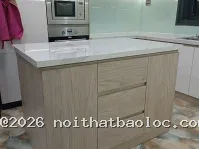 Tủ bếp gỗ đẹp, có bàn đảo mặt bàn đá - Ảnh 4