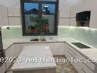 Tủ bếp gỗ đẹp, có bàn đảo mặt bàn đá - Ảnh 5