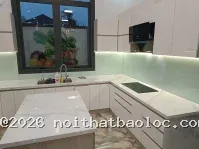 Tủ bếp gỗ đẹp, có bàn đảo mặt bàn đá - Ảnh 6