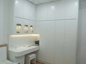 Tủ quần áo kết hợp bàn làm việc màu trắng