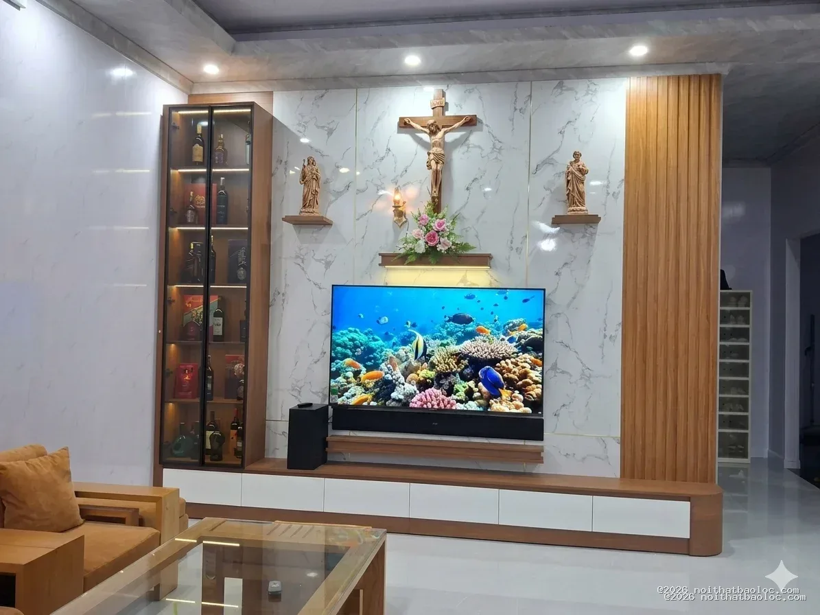 Vách tivi phòng khách có bàn thờ Chúa và tủ trưng bày hiện đại - Ảnh 4
